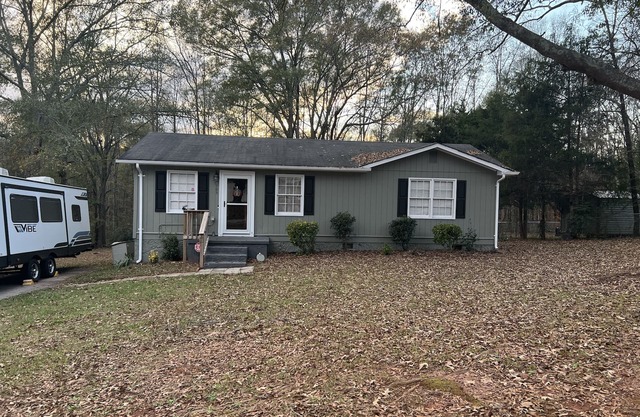 Nicely appointed 3 bedroom house located in Seneca SC near Clemson University.