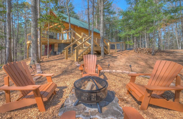 Nikobear's Nook-Tiny Cabin/BIG Amenities-King Bed-Secure Porch and Yard for Pups