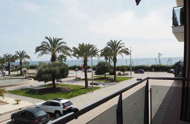 NINFA. Piso con balcón perfecto para familias con niños. Vistas al mar y wifi.