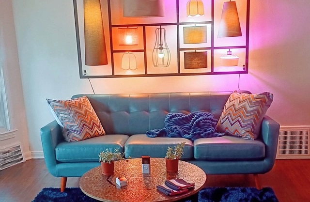 No Car?No Worries! This guest suite is 6 walking blocks away from all things FUN