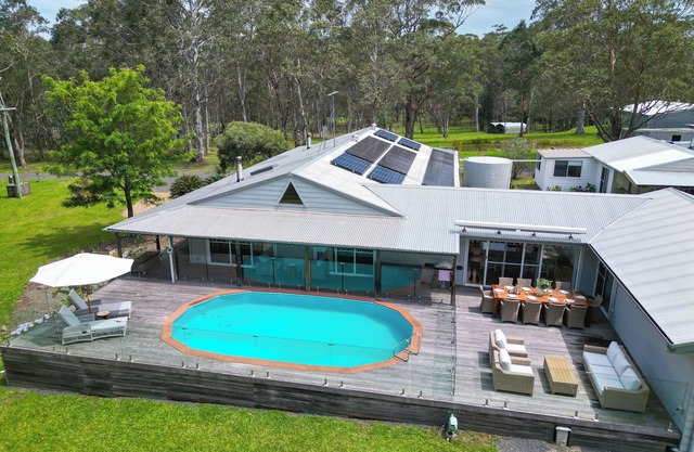 Luxury farm stay, near Mollymook sleeps 14. Pet friendly.
