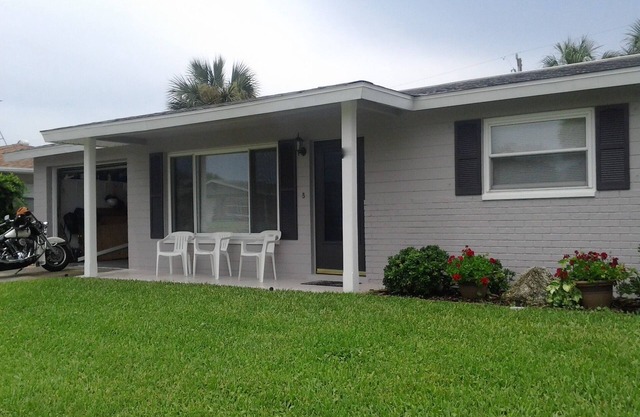 Tarifas ESPECIALES: de mayo a agosto, 3BR renovadas en casa con garaje, patio cercado, a pie de playa.
