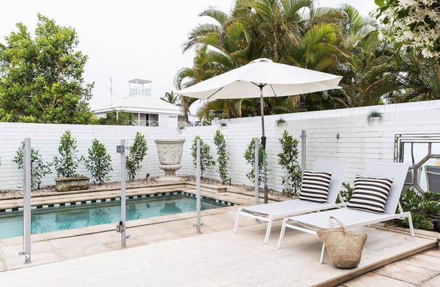 Noosa Parade Apartment - stylish privacy in paradise - private pool, location, beach