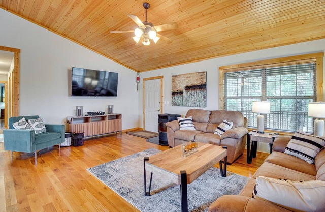 Norfork Lake Access: Cabin w/ Deck & Water View!