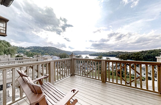 Norris Lake condo w/ free attraction tickets, boat slip, deck, mtn & lake views