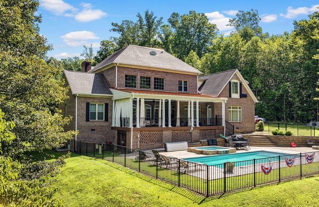 Norris Lake Manor-Exquisite Waterfront with *Private Dock *Pool *Hot tub *Game room