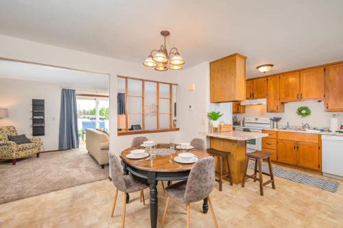 North Appleton Family Home - 3 bedroom Fenced Yard