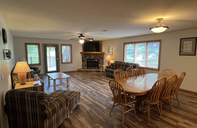 New-Northern Bay 4 dormitorios / 2 baños, fácil acceso a senderos para motos de nieve y pesca en hielo