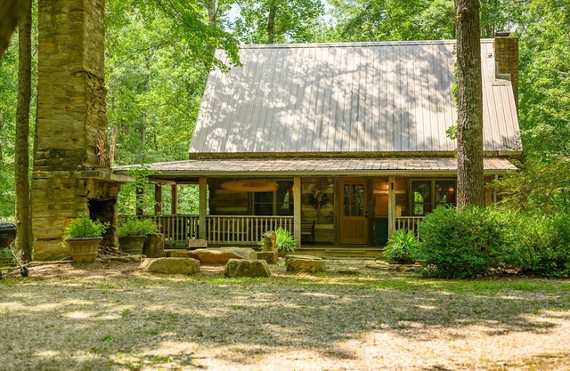 Nostalgic log cabin antique furnishings nestled in wooded serenity Pet Friendly!