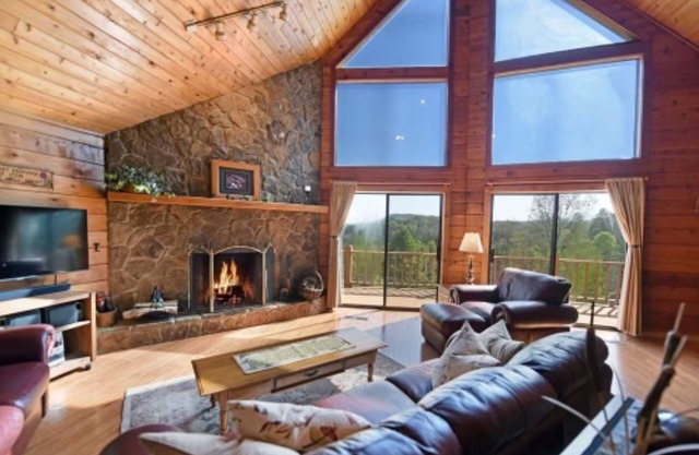 Spacious Family Cabin with Mountain View’s