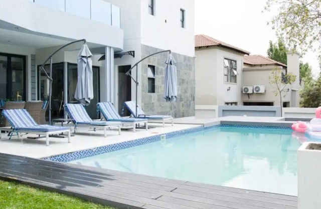Nova Villa Broadacres - 4 Bedroom Villa - Pool, Jacuzzi, Fire Place & More