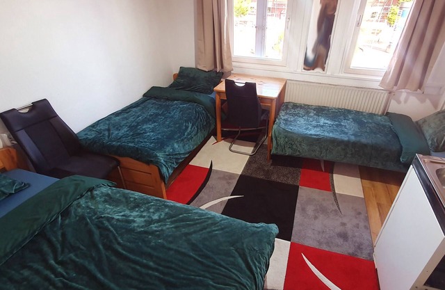 Nr 12. Eine Möblierte Suite in Finkenwerder Zentrum ,Hauptstraße mit Parkplatz