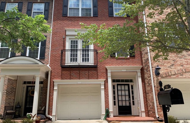 Townhouse with pool, tennis courts and gym. Easy access to highway and Studios