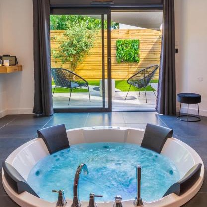 Nuit confort avec Balnéo XXL privative et Climatisation