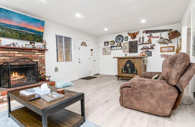 Nunu's Cabin - Beautiful cabin, close to ski resorts and town, Hot Tub and Board Games!