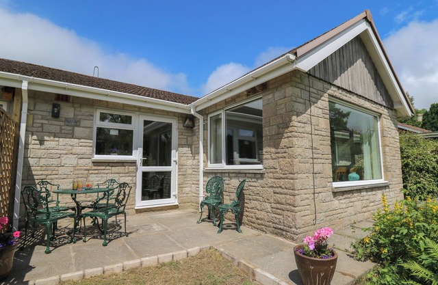 NUTHATCH COTTAGE AT RIVERSIDE LODGE, pet friendly in Rhayader