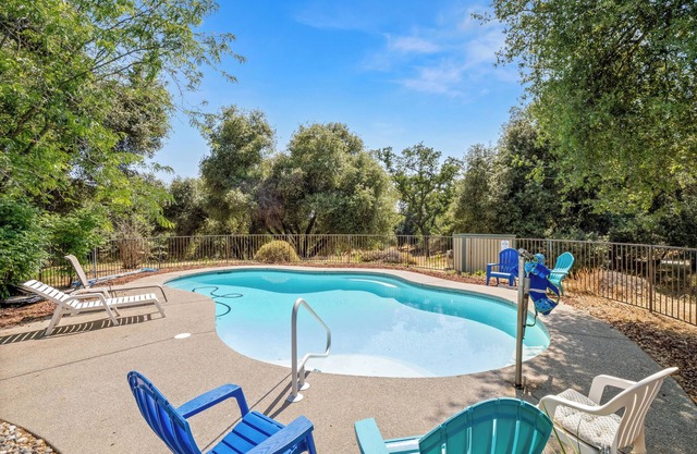 Oak Hills Retreat - Gated Pool, BBQ & Fire Pit