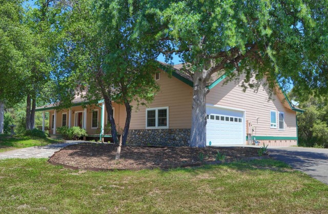 Oak Junction Lodge with Amazing views 4/3 2700+ SF