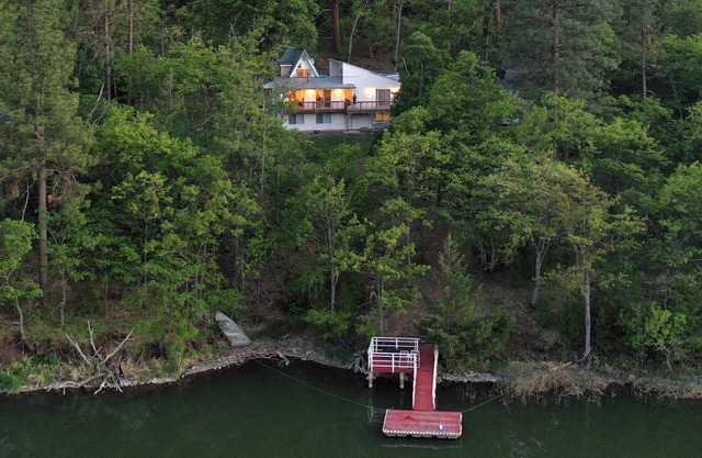 Oak Paddle Lodge - Copco Lake A-Frame Cabin Getaway with Boat Dock and Kayaks
