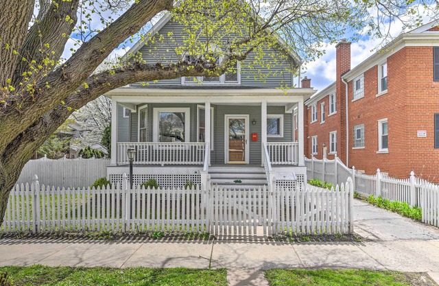 Oak Park Home w/ Fire Pit - 5 Mi to Garfield Park!