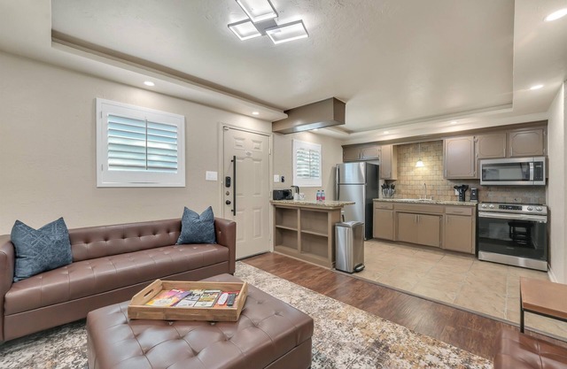 Oak's Beautiful Contemporary Suite #02