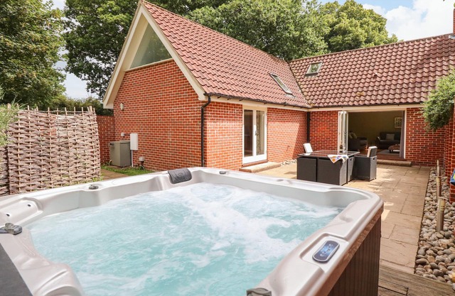 Oak Tree Lodge, ideal para familias, con bañera de hidromasaje en Crostwick, Ref 30583