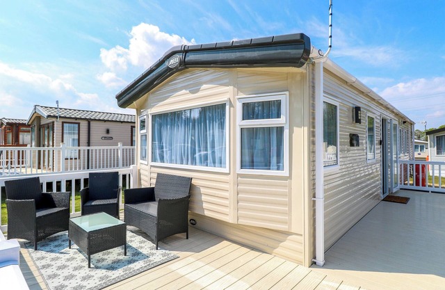 OAKLEY RETREAT, pet friendly, with pool in Belton, Norfolk