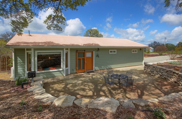 Retiro de robles en un entorno tranquilo cerca del valle de Yosemite / río Merced