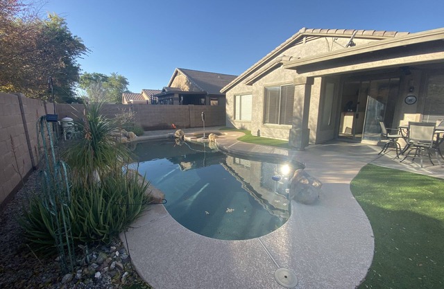 Hermosa casa en comunidad de campo de golf con piscina privada y jacuzzi.