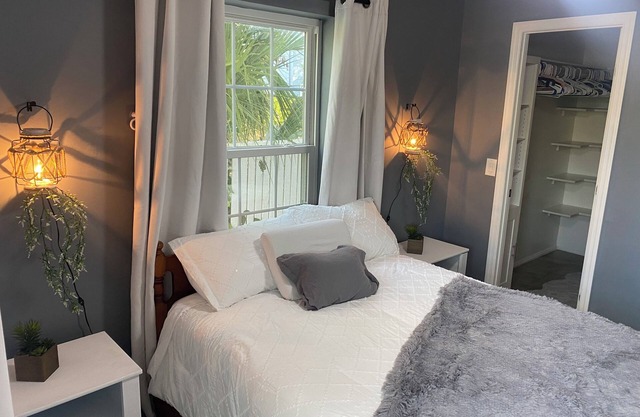 Oasis Escape, walking distance to restaurants & bars, short drive to beaches