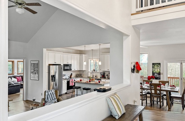 Oasis ~Lavish Lake Harmony Beauty-2 Gamerooms, Private Theatre, firepit, hot tub