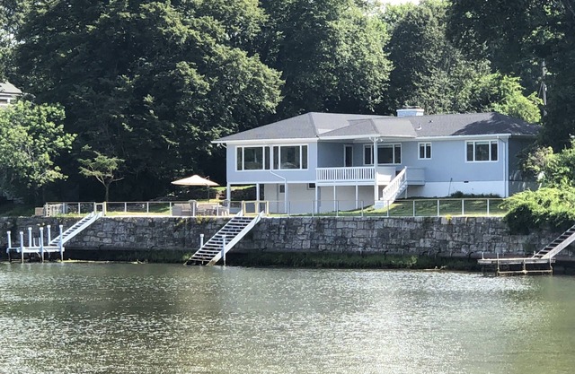 OASIS @ OCEAN BEACH PARK: 6 QUEEN BEDS