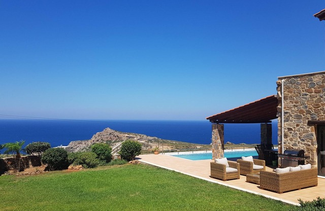Oasis de tranquilidad, fabulosas vistas al mar, gran piscina climatizada y spa al aire libre