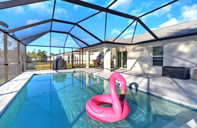 Oasis W/ Heated Salt Water Pool & Screen In Patio!
