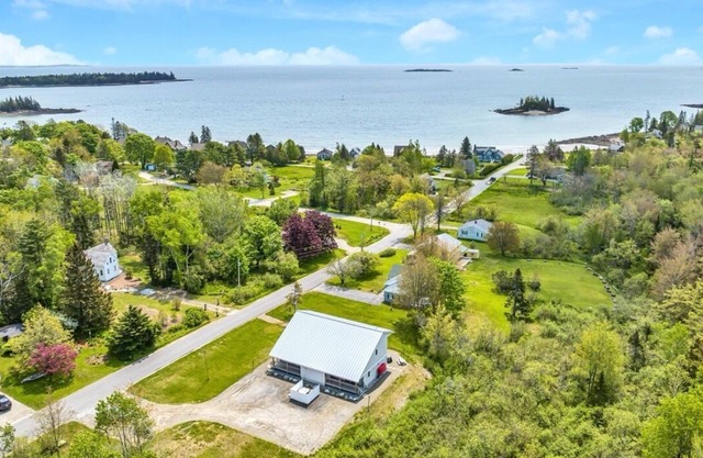 Ocean Breeze Haven - Sleeps 12, Walk to Beach