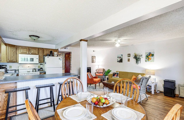 Ocean City Condo w/ Pool Access: Walk to Beach!