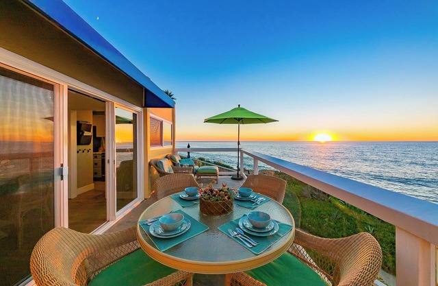 OCEAN FRONT 2BD with Large Private Patio, Outdoor Dining, Parking, Views & Sunshine!