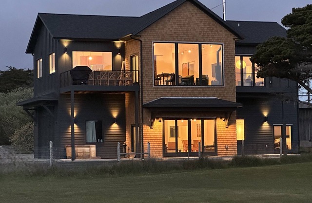 Ocean Front Luxury Home, Pearl of the Sea, Hot Tub! Pets OK! Incredible Views!