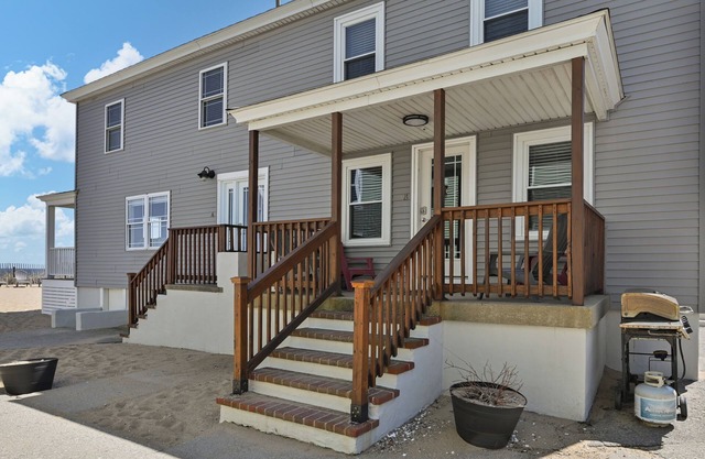 Frente al mar en la arena de la playa de Salisbury