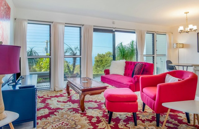 Ocean-view condo in great location with outdoor pool, sports courts, & lanai
