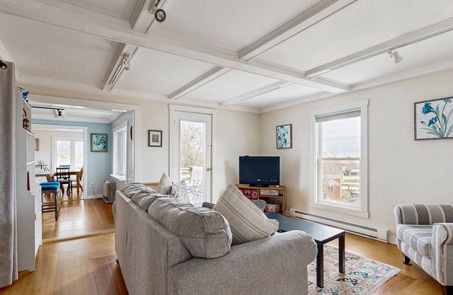 Ocean-view penthouse with deck, gas grill, washer/dryer, full kitchen, & WiFi