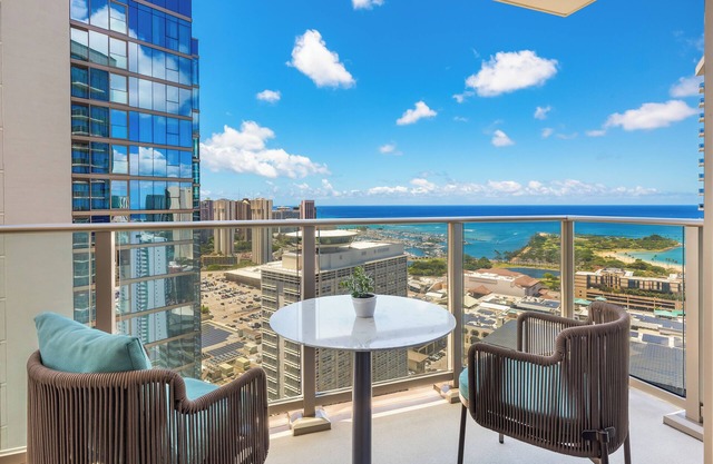 Ocean View Sky Ala Moana Condo w/Amazing Amenities Near Restaurants & Shops
