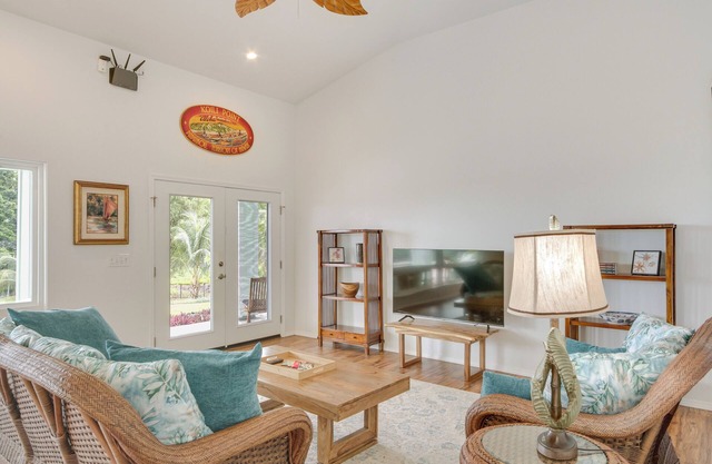 Oceanfront Home w/ Pool Access, Views in Papaikou