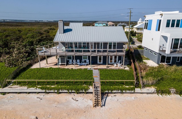 OCEANFRONT HOUSE, FRESHLY RESTORED BEACH, PET FRIENDLY, MINUTES TO ST AUGUSTINE!