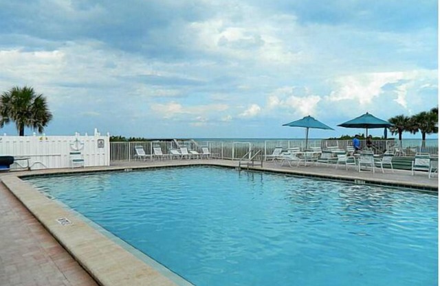 Pasos para el océano Atlántico, piscina climatizada y una casa club. Encantadora ciudad bajo perfil.