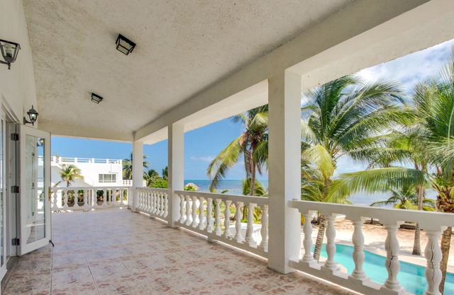 Villa frente al mar con piscina compartida, acceso a la playa, excelentes vistas.