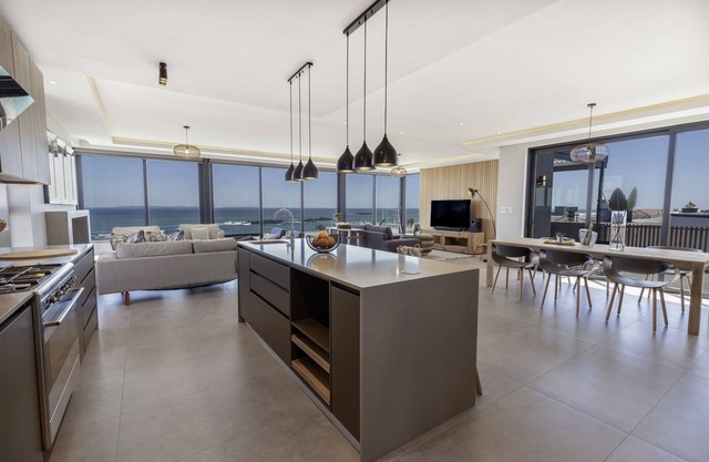 Oceanscape Penthouse, Blouberg by HMH