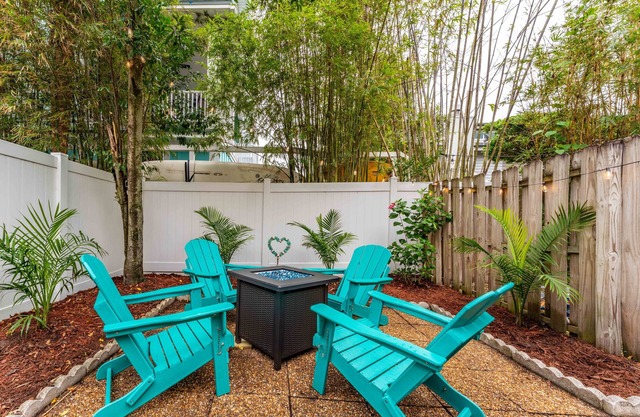 Seaside Retreat: Short walk to Beach, Dining & Shops! Fenced Yard, outdoor space