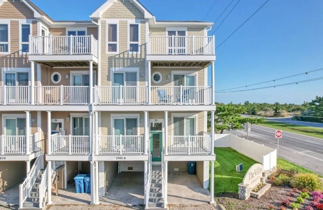 Oceanview Townhome w/ Decks & Pool Access