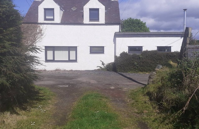 Charming 3-Bed Cottage in Stirling